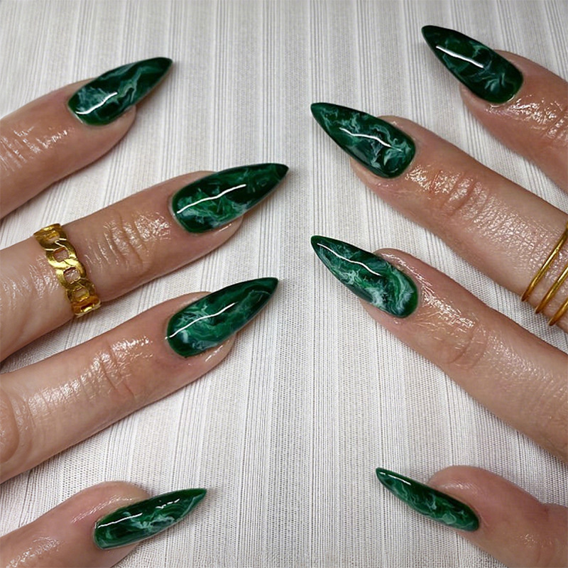 24 قطعة من أظافر الوردي الأحمر - مراجعة Nail Art Zebra وسعره