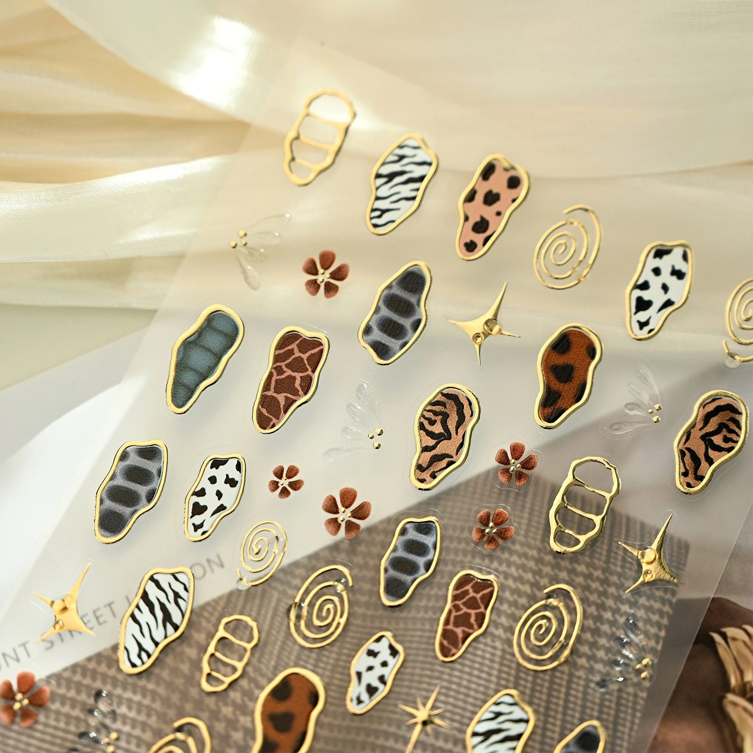 ملصقات فن الأظافر بتصميمات حيو - مراجعة Nail Art Zebra وسعره