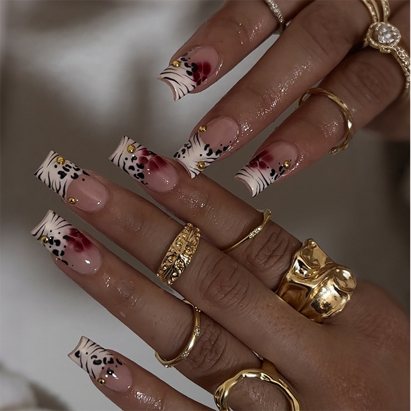 24 قطعة من الأظافر الاصطناعية  - مراجعة Nail Art Zebra وسعره