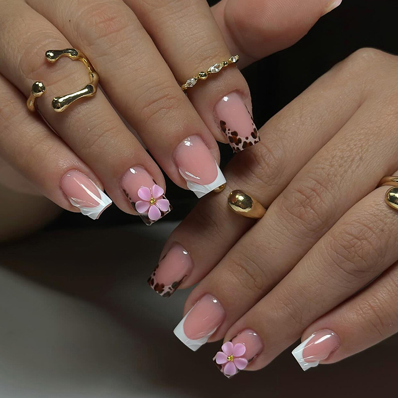 24 قطعة من الأظافر الاصطناعية  - مراجعة Nail Art Zebra وسعره