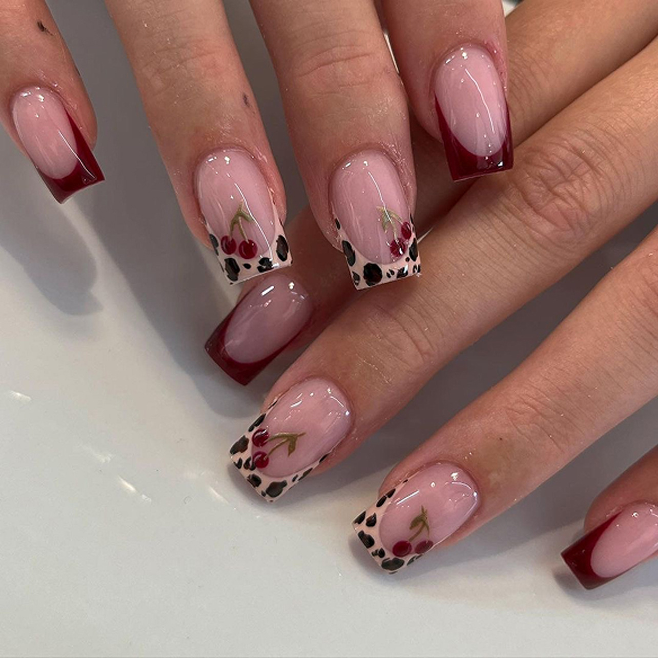 24 قطعة من الأظافر الاصطناعية  - مراجعة Nail Art Zebra وسعره