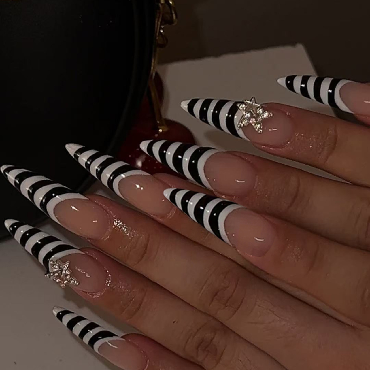 24 قطعة خطوط زيبرا أسود أبيض ا - مراجعة Nail Art Zebra وسعره