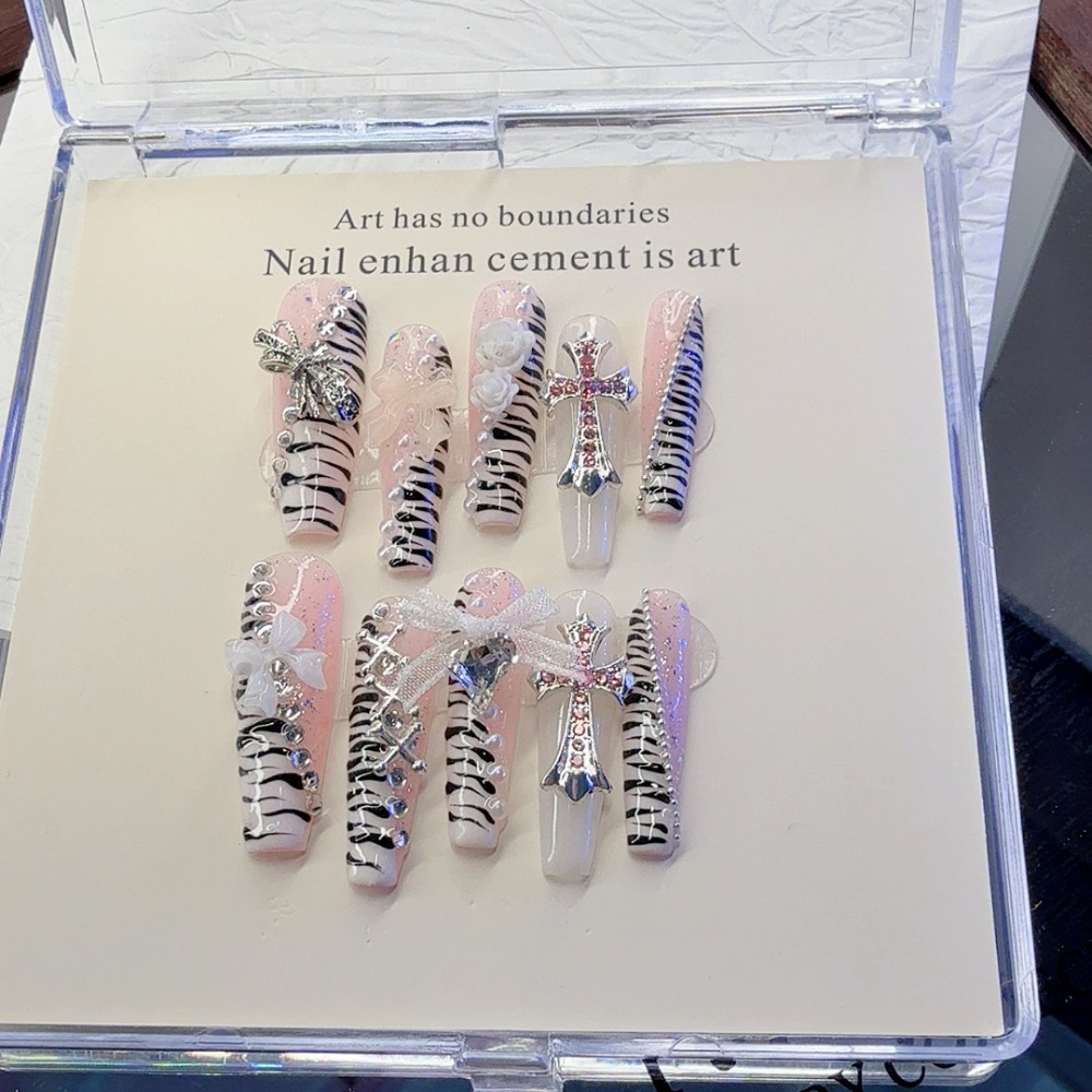 10 قطع أظافر صناعية قابلة لإعا - مراجعة Nail Art Zebra وسعره